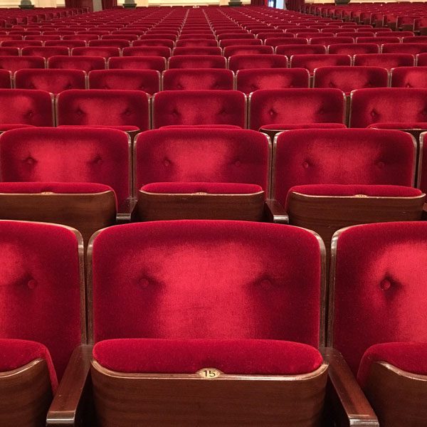 fauteuils rouges vides dans un théâtre